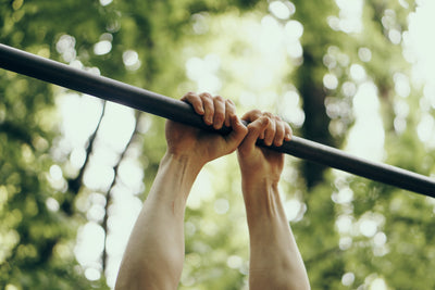 Thick Bar vs Thin Bar: Why Grip Diameter Changes Everything in Calisthenics